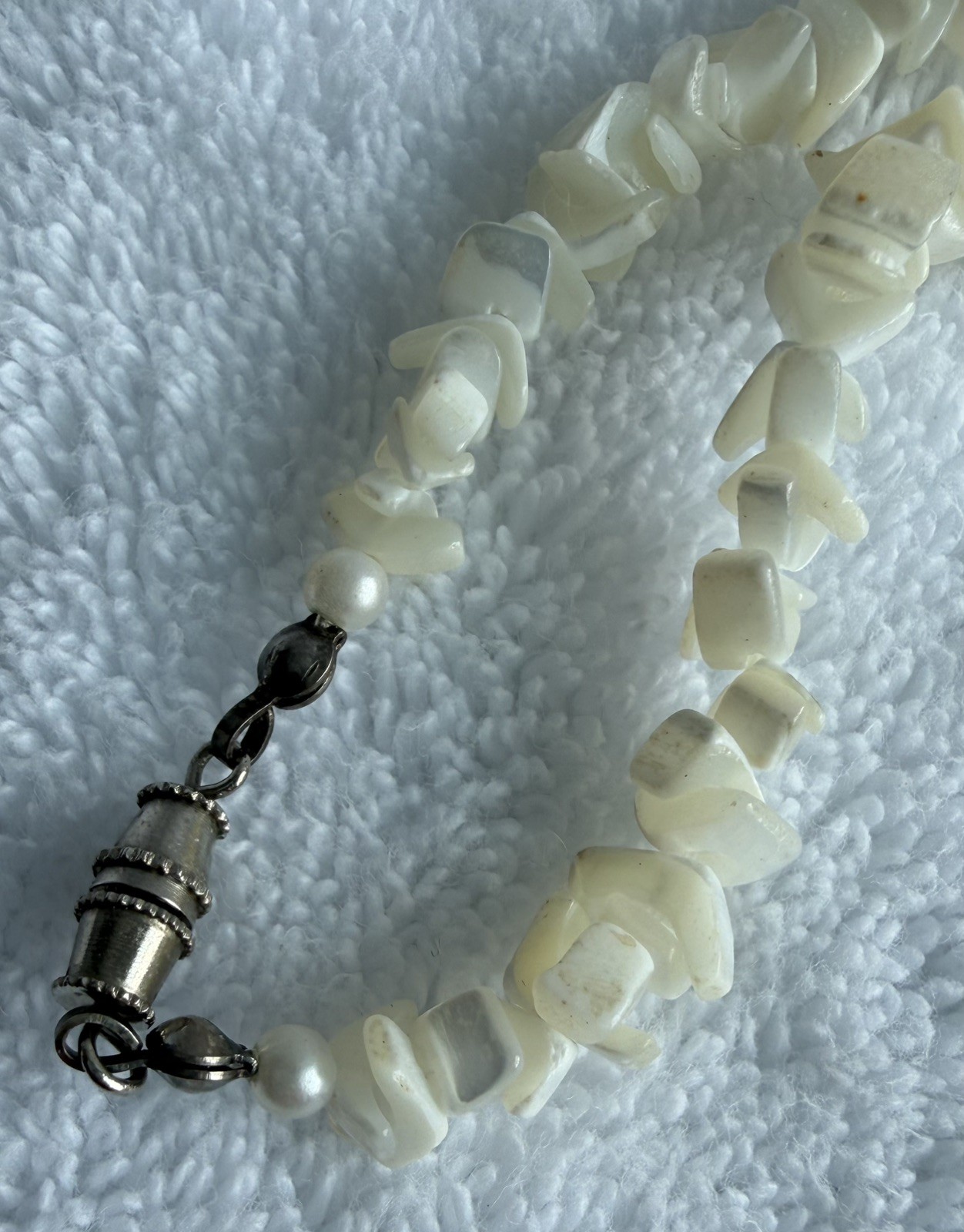 Vintage Mother of Pearl Clam Shell-Shaped Necklace with Single Chip Bead Strand
