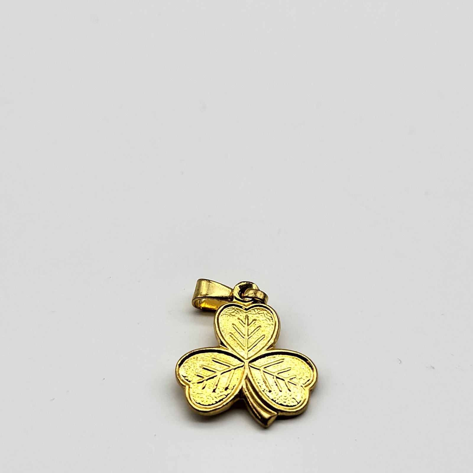 Fun Vintage Pendant charm gold plated lucky clover shamrock