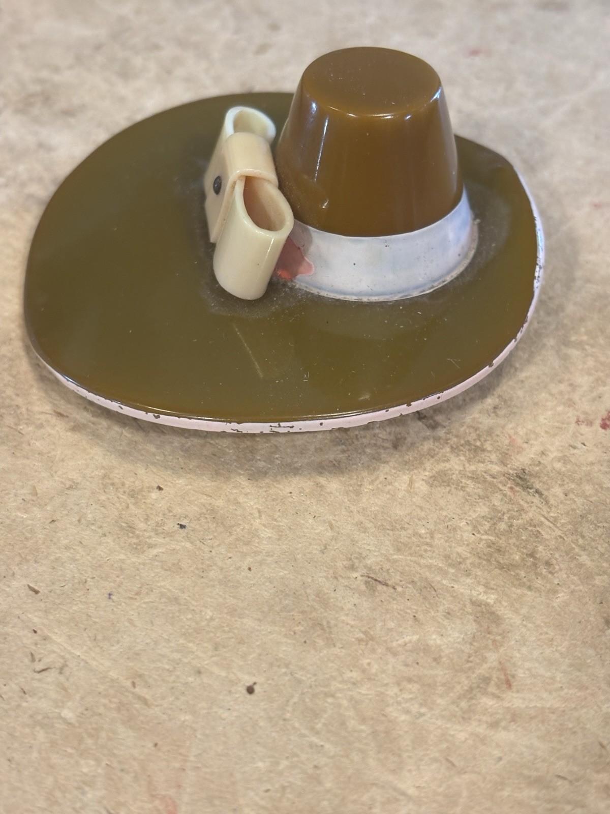 Rare Vintage Bakelite Pilgrim Hat Brooch Olive Green Brim Cream Bow 2 7/8”