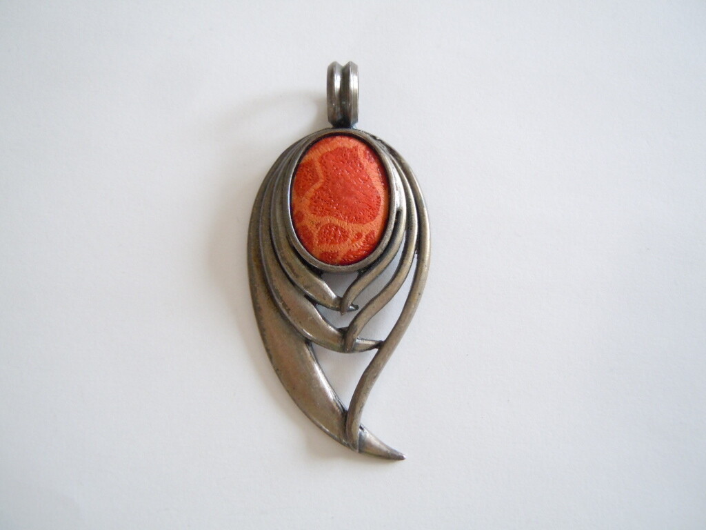 Celtic Large Silver Pendant With Coral Inlay 19.1 G / 7.2 X 3.3 Cm