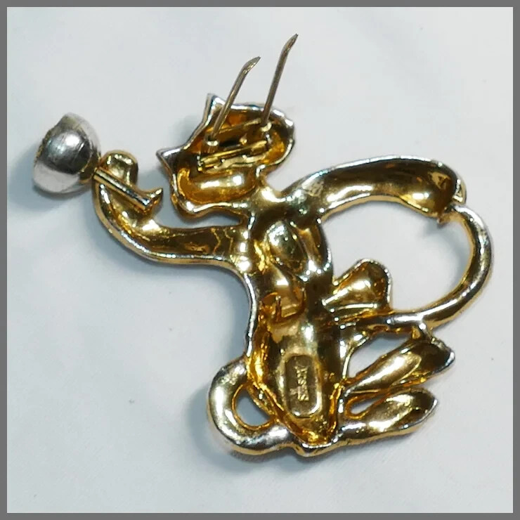 A rare fur clip called the drunk tiger by Samuel Rubin Got Silson. 1930s.
