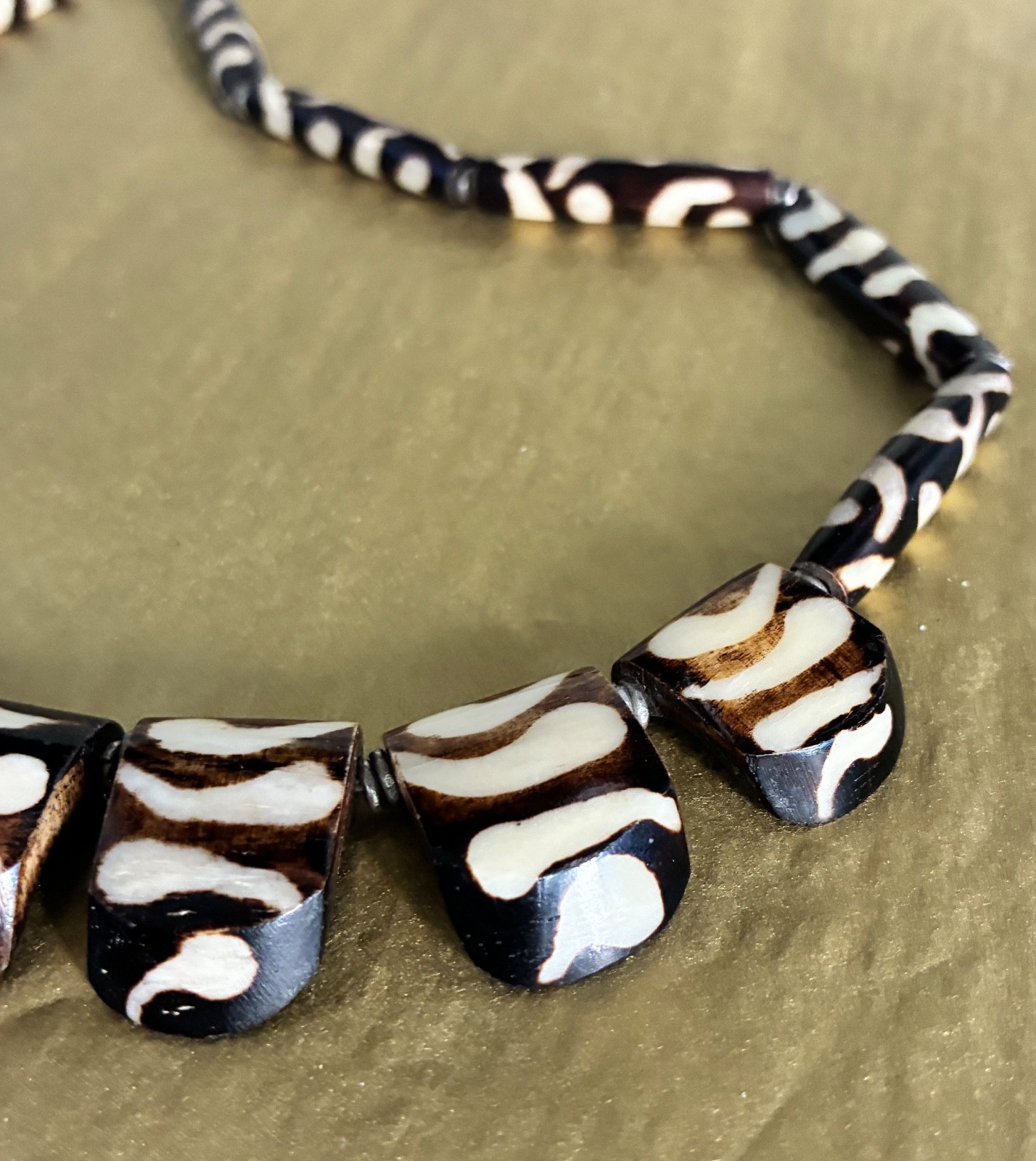 Vintage 1960s Brown & Cream African Batik Bone Beaded Necklace Tribal Ethnic 17″