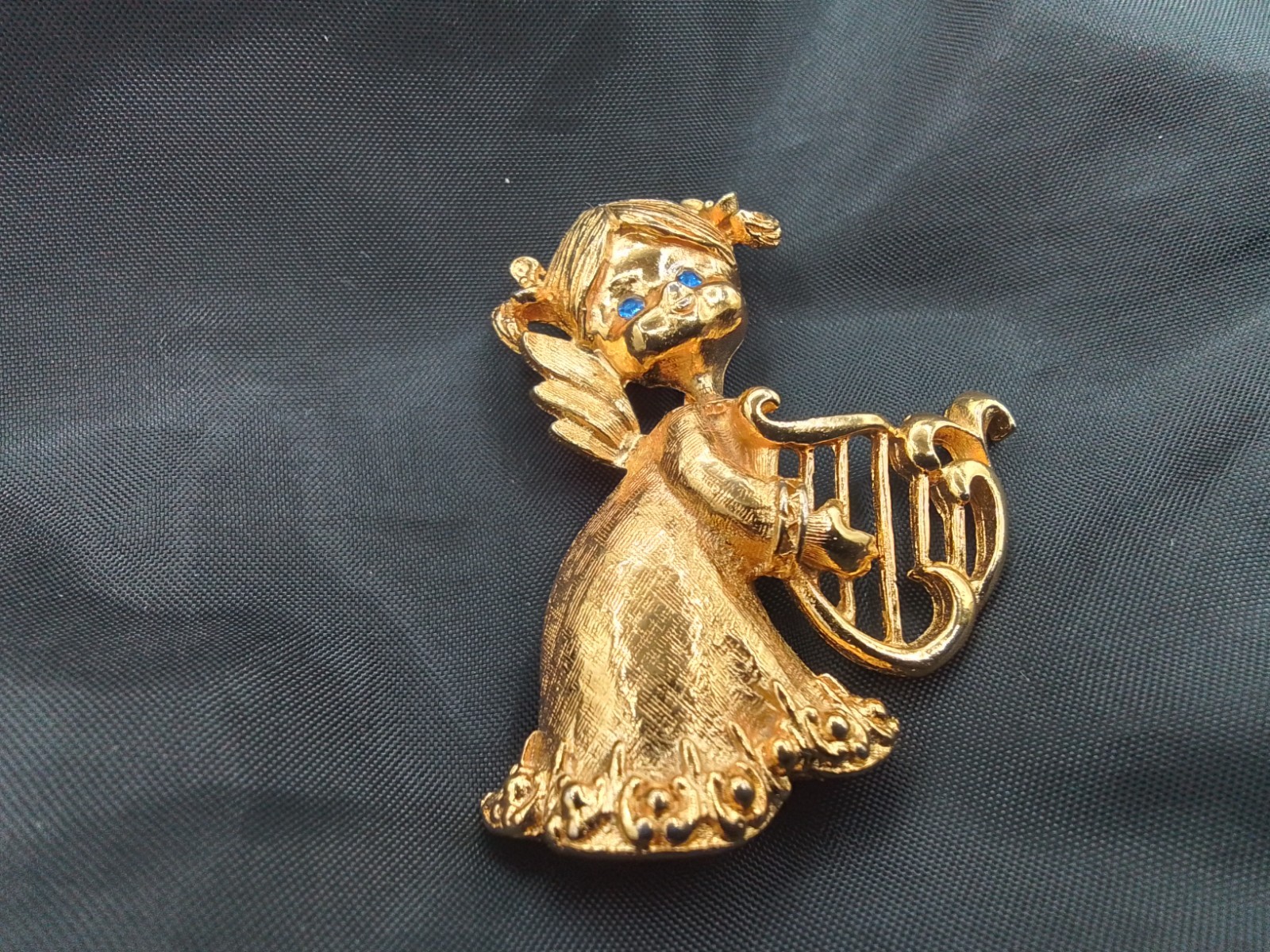 GERRY’S DESIGNER SIGNED BLUE CRYSTAL EYES ANGEL MYSTICAL CREATURE HARP PLAYER