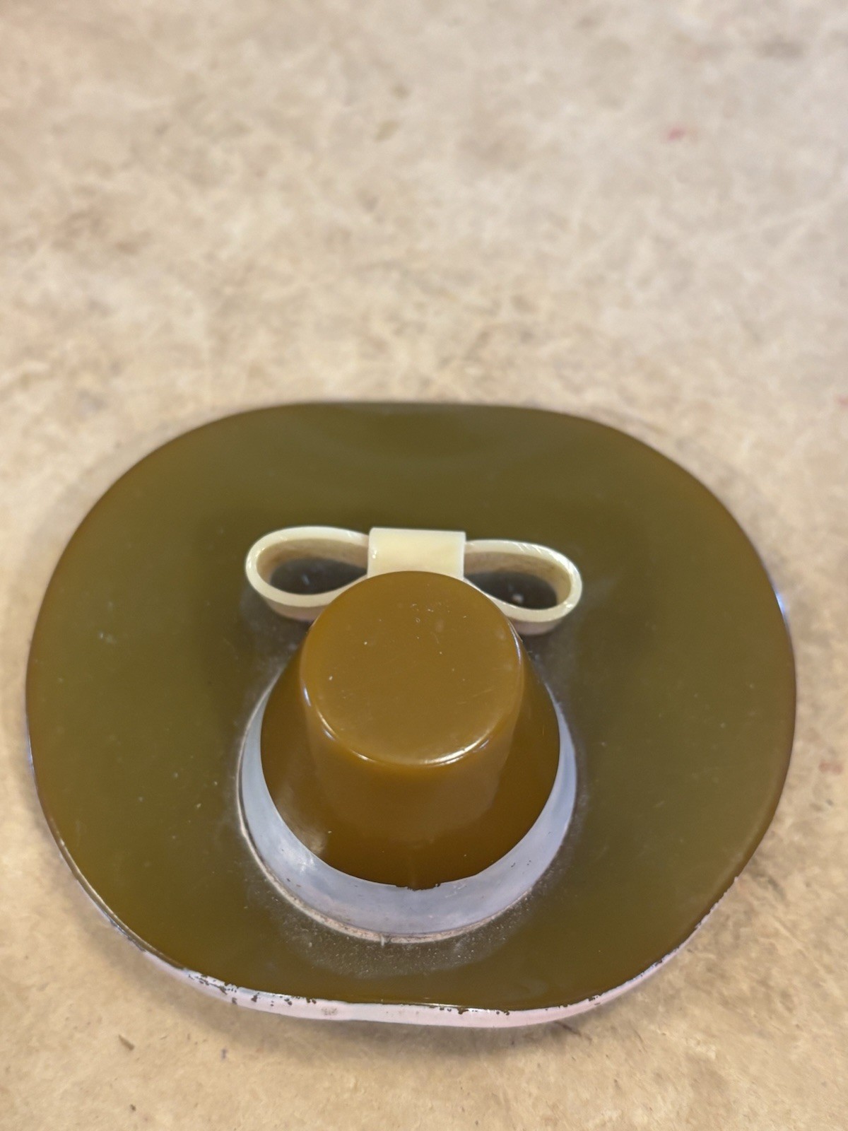 Rare Vintage Bakelite Pilgrim Hat Brooch Olive Green Brim Cream Bow 2 7/8”
