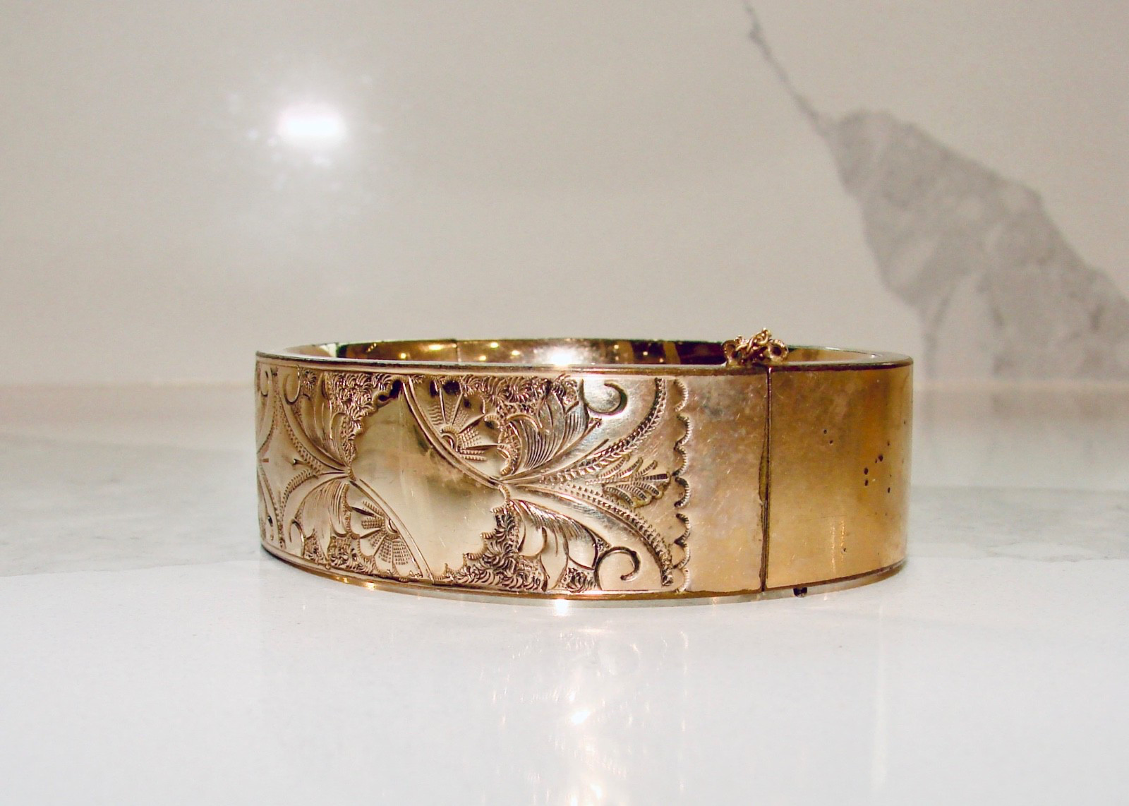 S.B. CO STANDARD BUTTON CO. GOLD FILLED BANGLED ETCHED BRACELET HINGED .75″ WIDE
