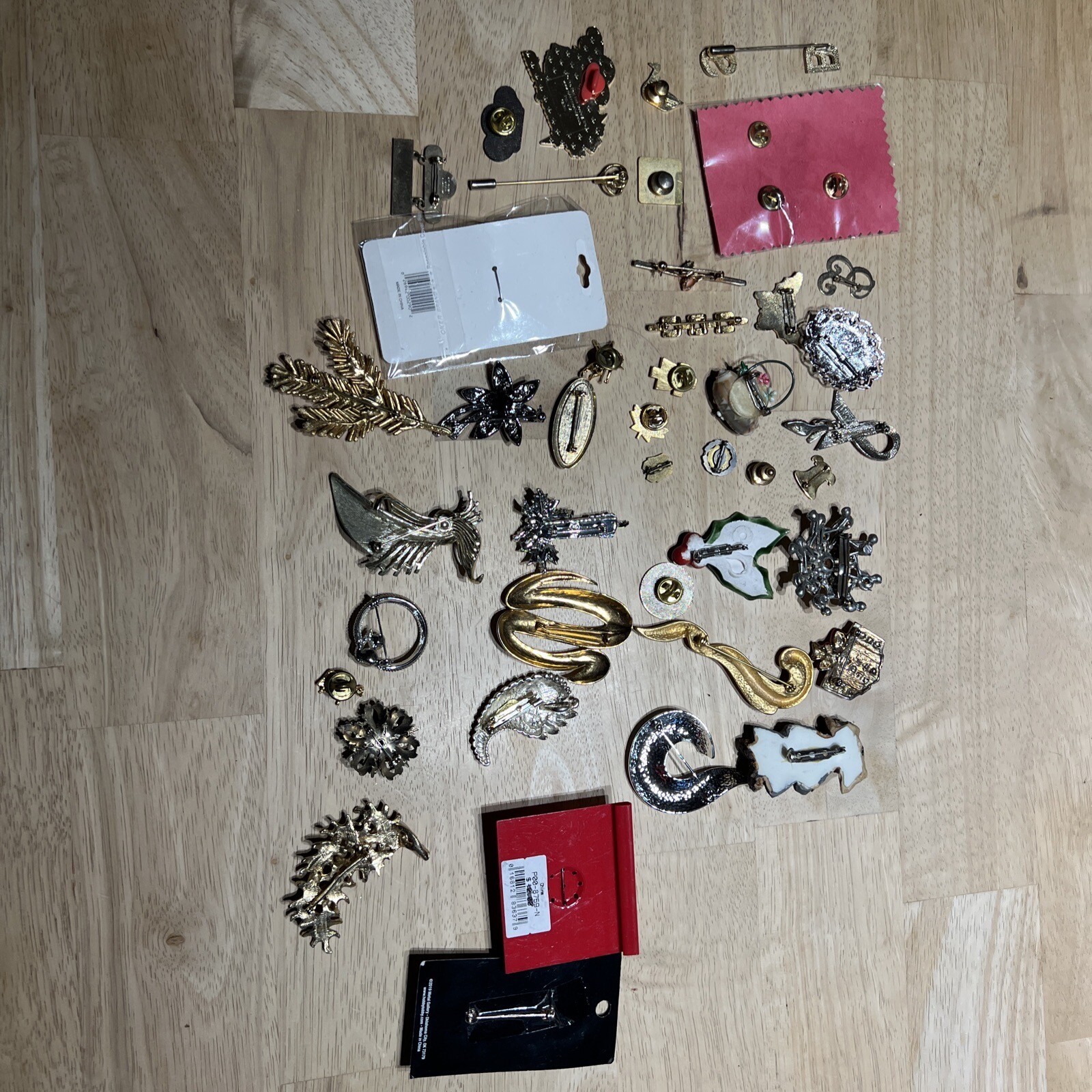 Vintage lot of Assorted Brooches / Pins. 43 Pieces.