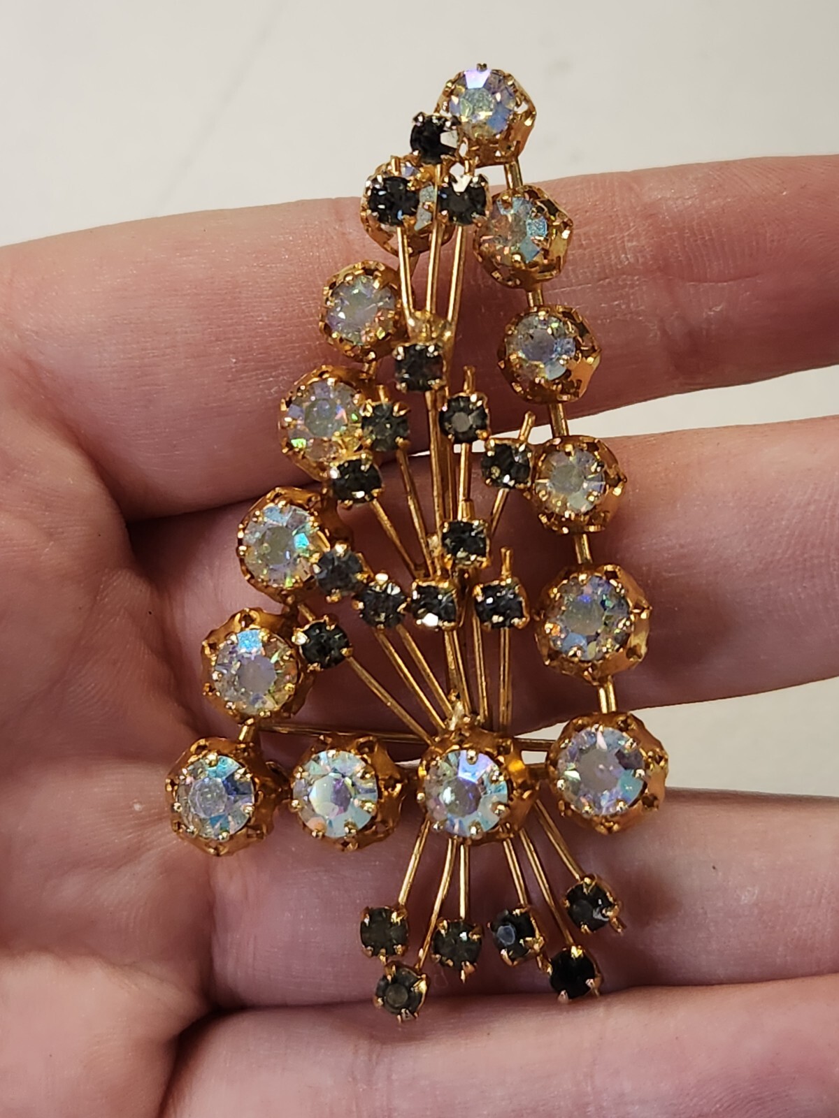 GREY & CRYSTAL AURORA BOREALIS RHINESTONE SPRAY BROOCH SPARKLING GOLDTONE FINISH