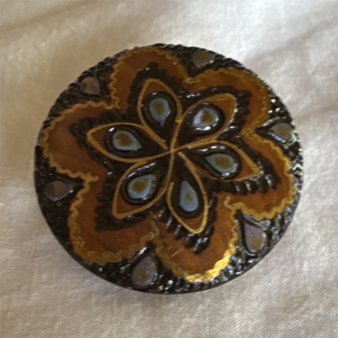 Round Wooden Brooch Pin Brown Fashion Jewelry Unisex Adults No Stone Pin Back