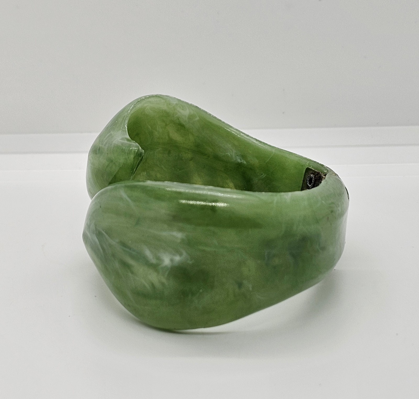 Vintage 1960 MCM Green Marbled Twist Lucite Clamper Bangle Bracelet 7″ Hong Kong