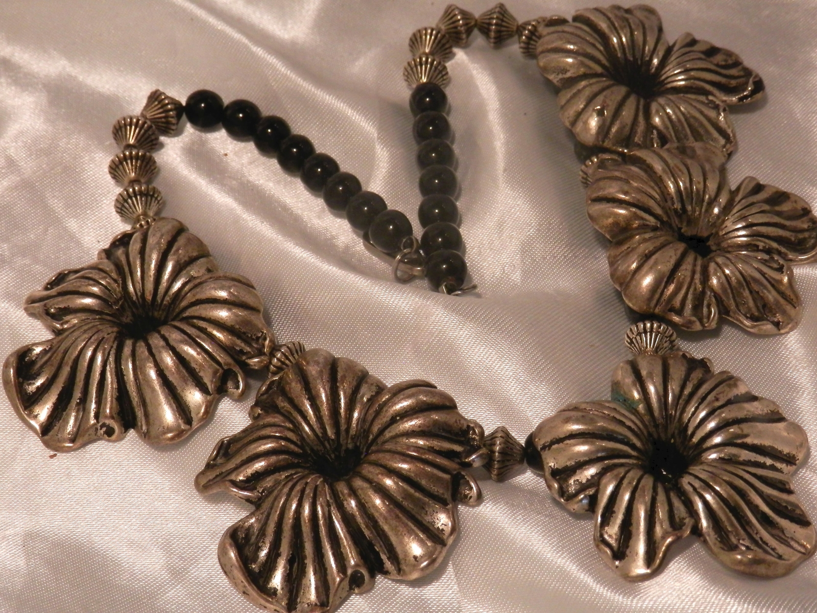 Very Good Looking Vintage 70’s Large Silver Tone Flower Black Bead Necklace 77D4