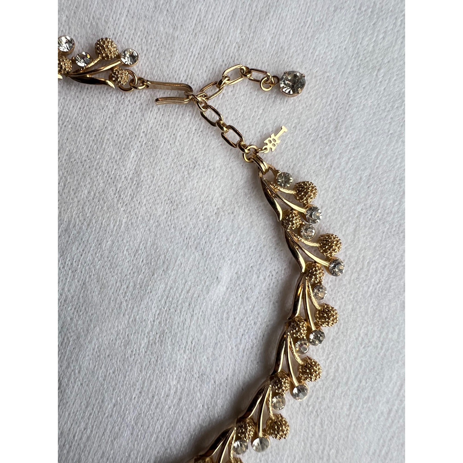 VTG Crown TRIFARI Textured Gold Leaf/Clear Rhinestone Berry Leaf Choker Necklace