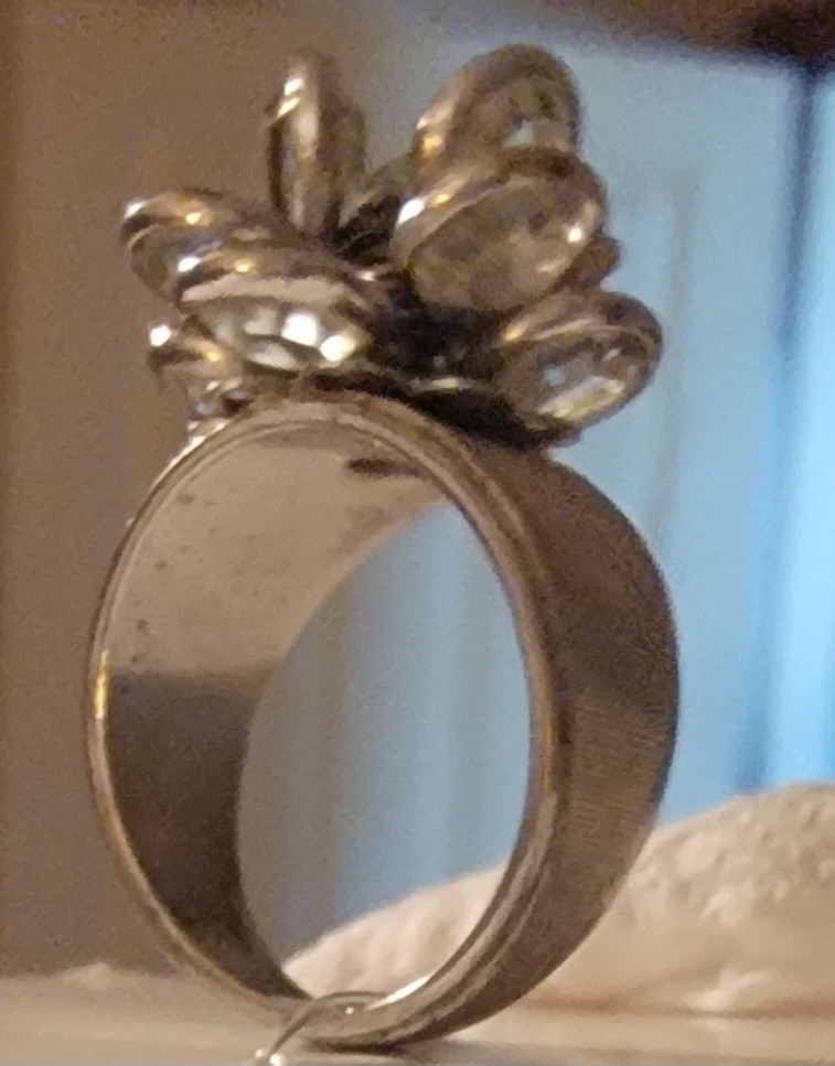 Beautiful Vintage MCM Cocktail Ring 18 k HGE Cut Crystal