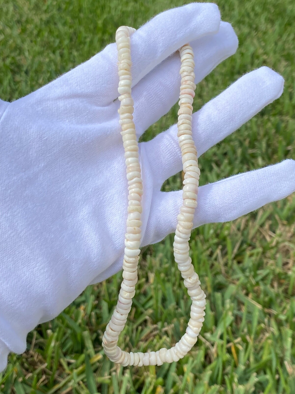 Vintage Hawaiian Surfer Puka Shell Bead Necklace Barrel Clasp 16.25 Inch 6.4mm