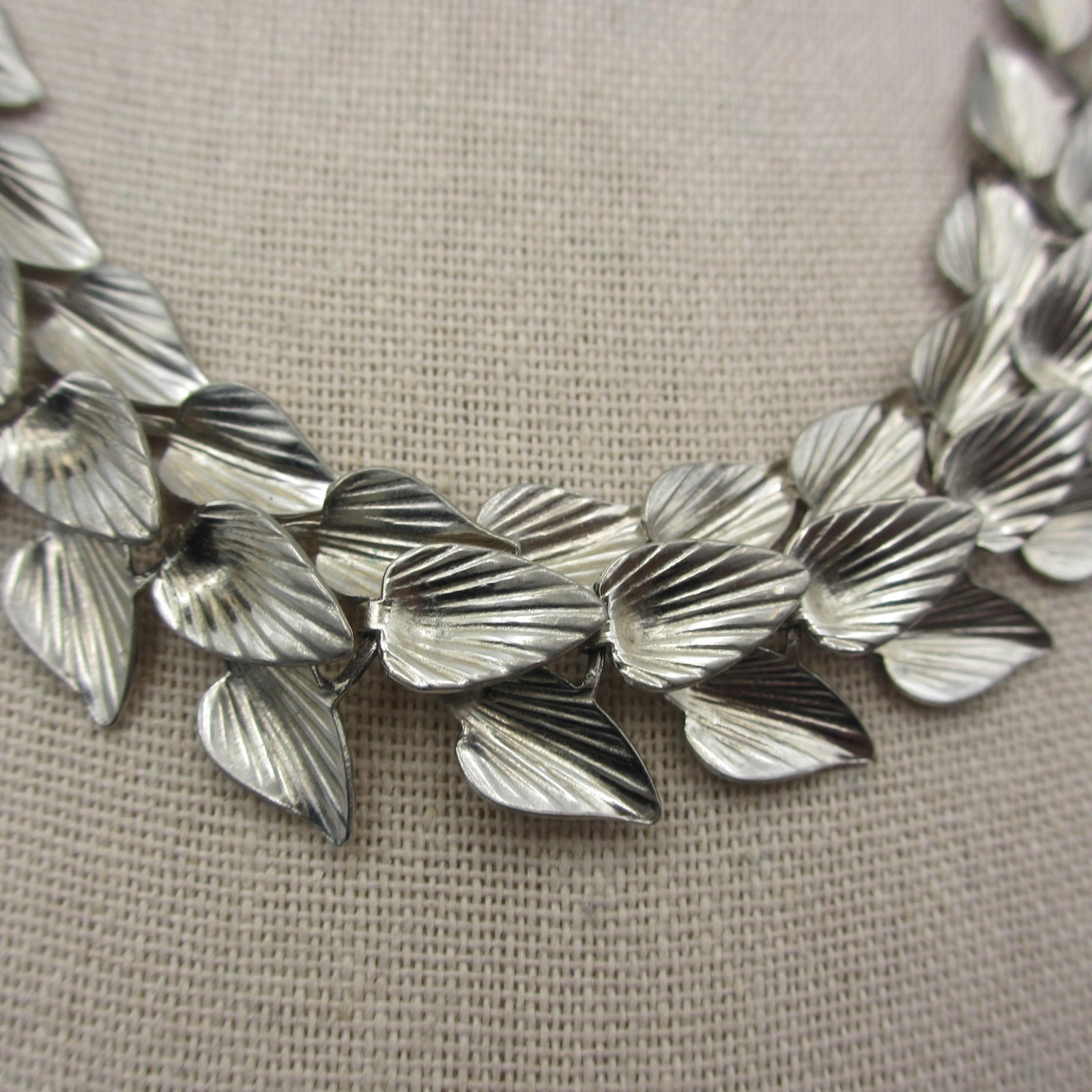 Vintage Ribbed Leaf Necklace Silver Tone Choker 16 Inch