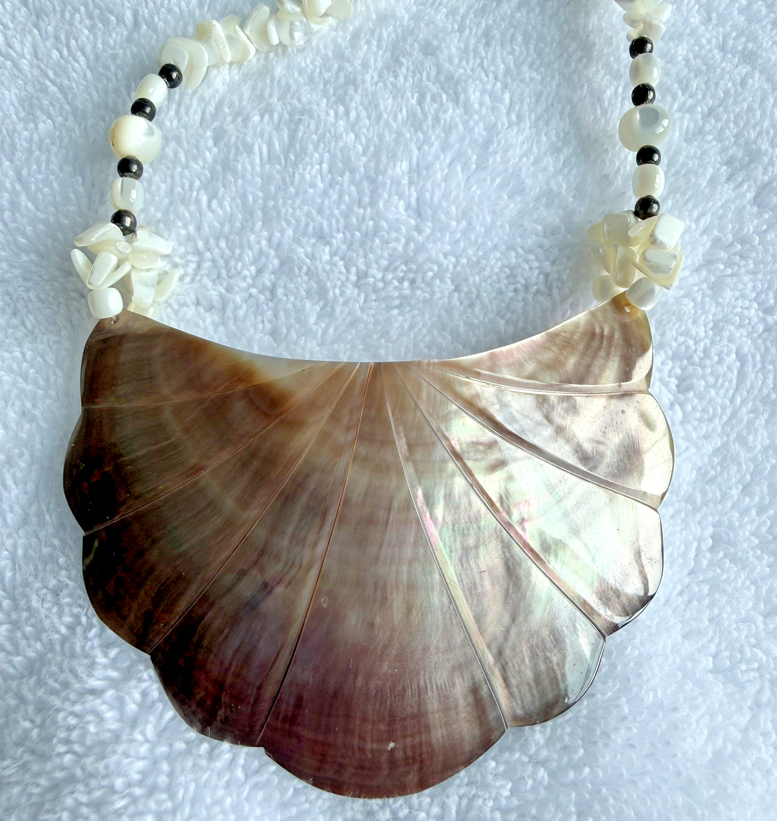 Vintage Mother of Pearl Clam Shell-Shaped Necklace with Single Chip Bead Strand
