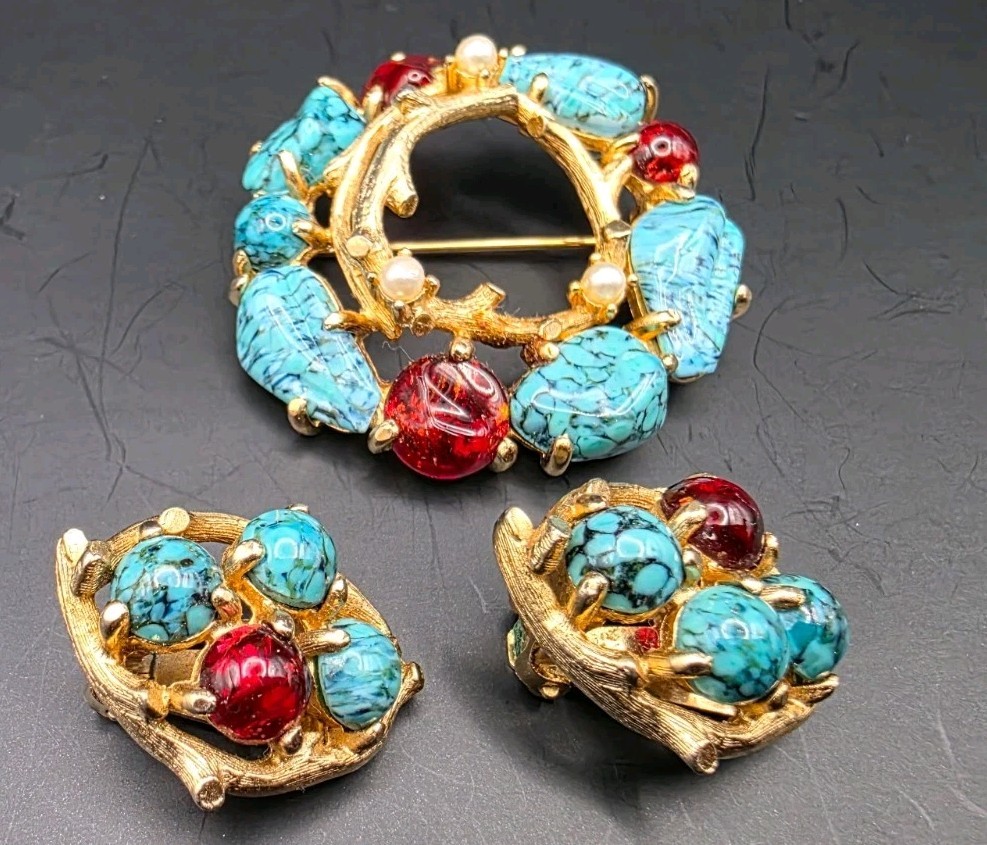 Vintage Unsigned Hattie Carnegie Pressed Turquoise/Red Glass Brooch/Earrings
