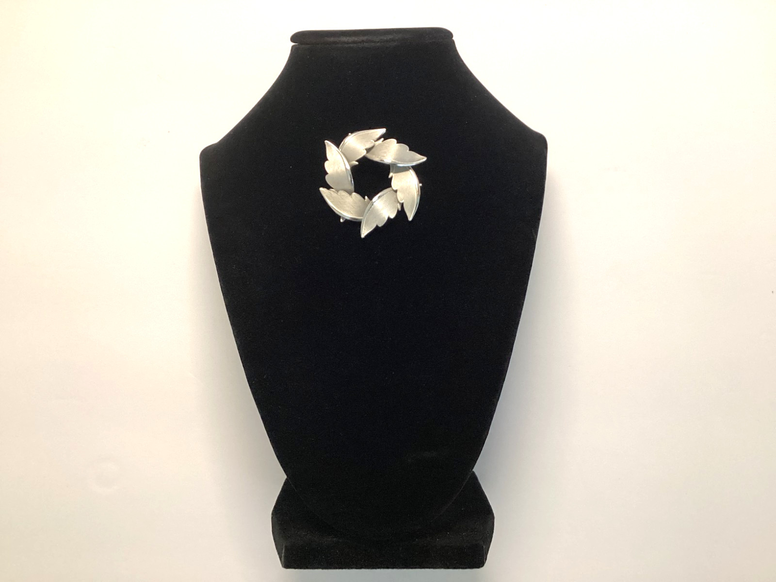 Silver Tone Leaf Circle Brooch-MCM Unsigned