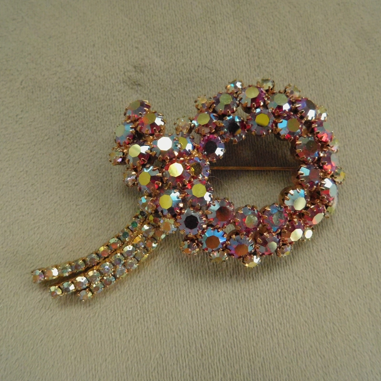 VINTAGE 1960’s D&E JULIANA RED and CLEAR AURORA BOREALIS BROOCH / LARGE 3 3/8″