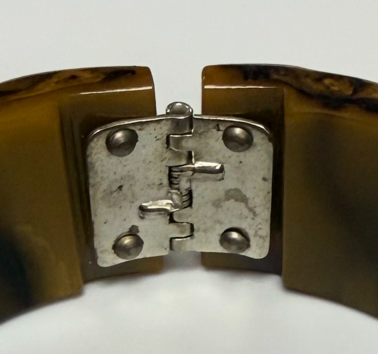 VTG TESTED BAKELITE HINGED CLAMPER BRACELET DEEP CARVED ROOTBEER BUTTERSCOTCH
