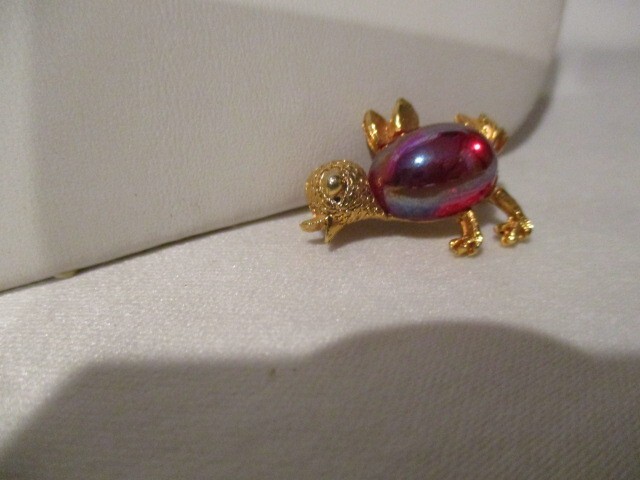 VINTAGE Jelly Belly Textured Goldtone Baby Chick/Bird 1″ L w/Red Cabochon Belly