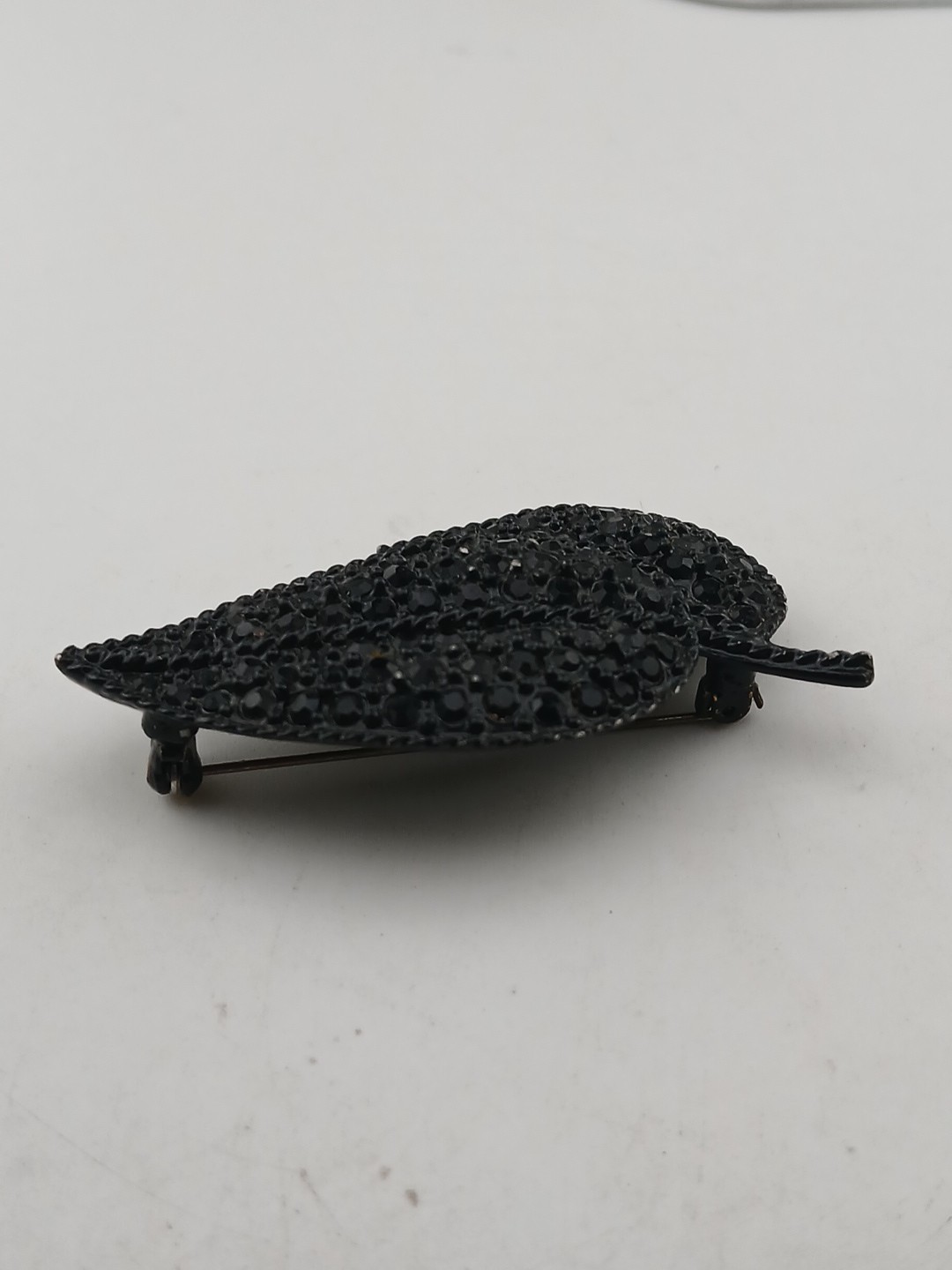 1960s double leaf pave black rhinestones japanned design brooch