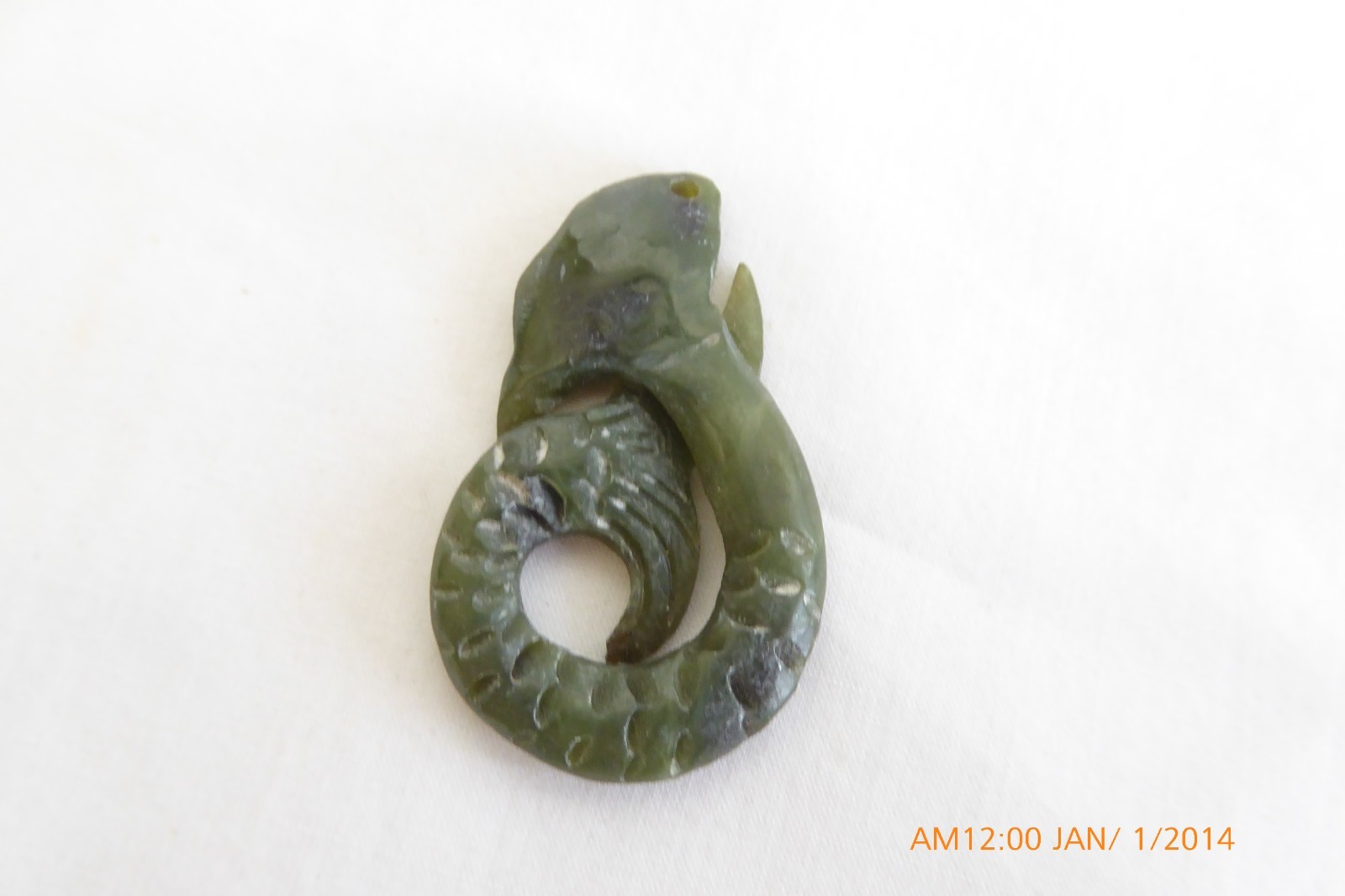 VINTAGE CARVED LUCKY JADE FISH PENDANT