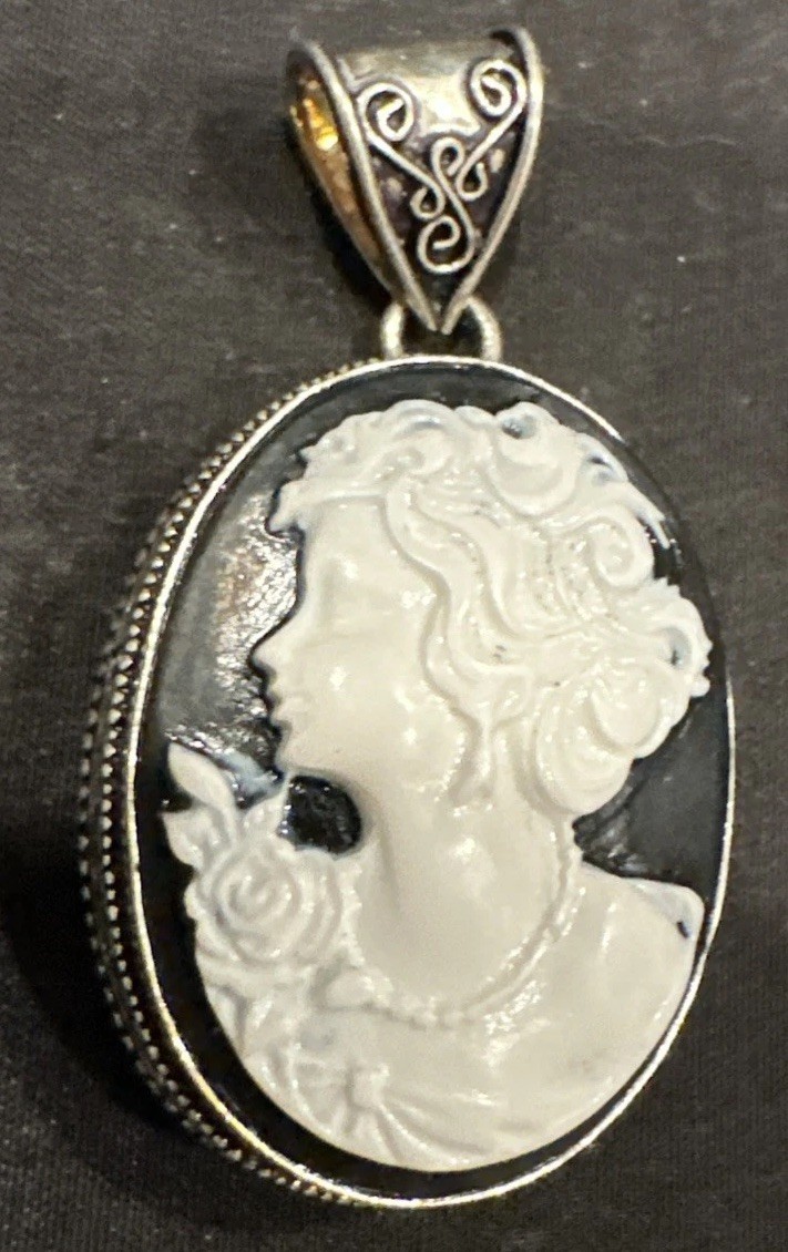 VTG Resin Sterling Left Facing Black & White Cameo Pendant Costume Jewelry