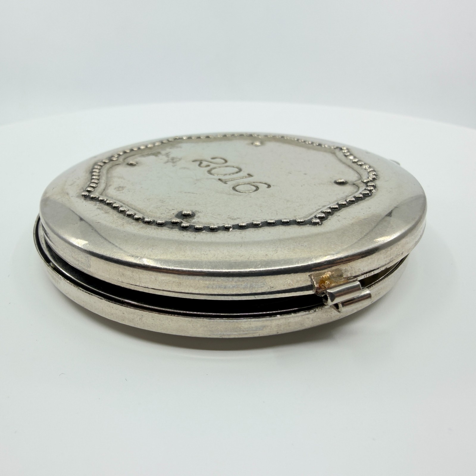 VTG Modern 2016 Commemorative Oversized Silver Tone Round Photo Locket Pendant