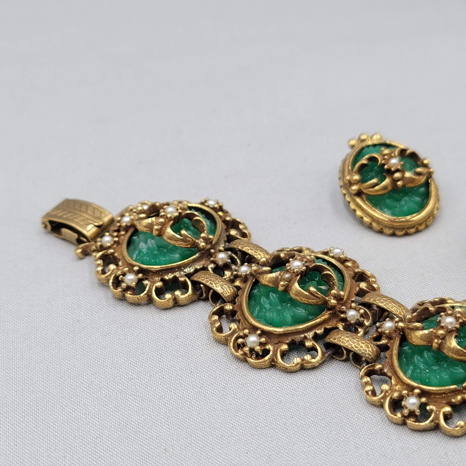 Judy Lee 1968 Spanish Moss Molded Jade Glass Cabochon Bracelet Earrings Set