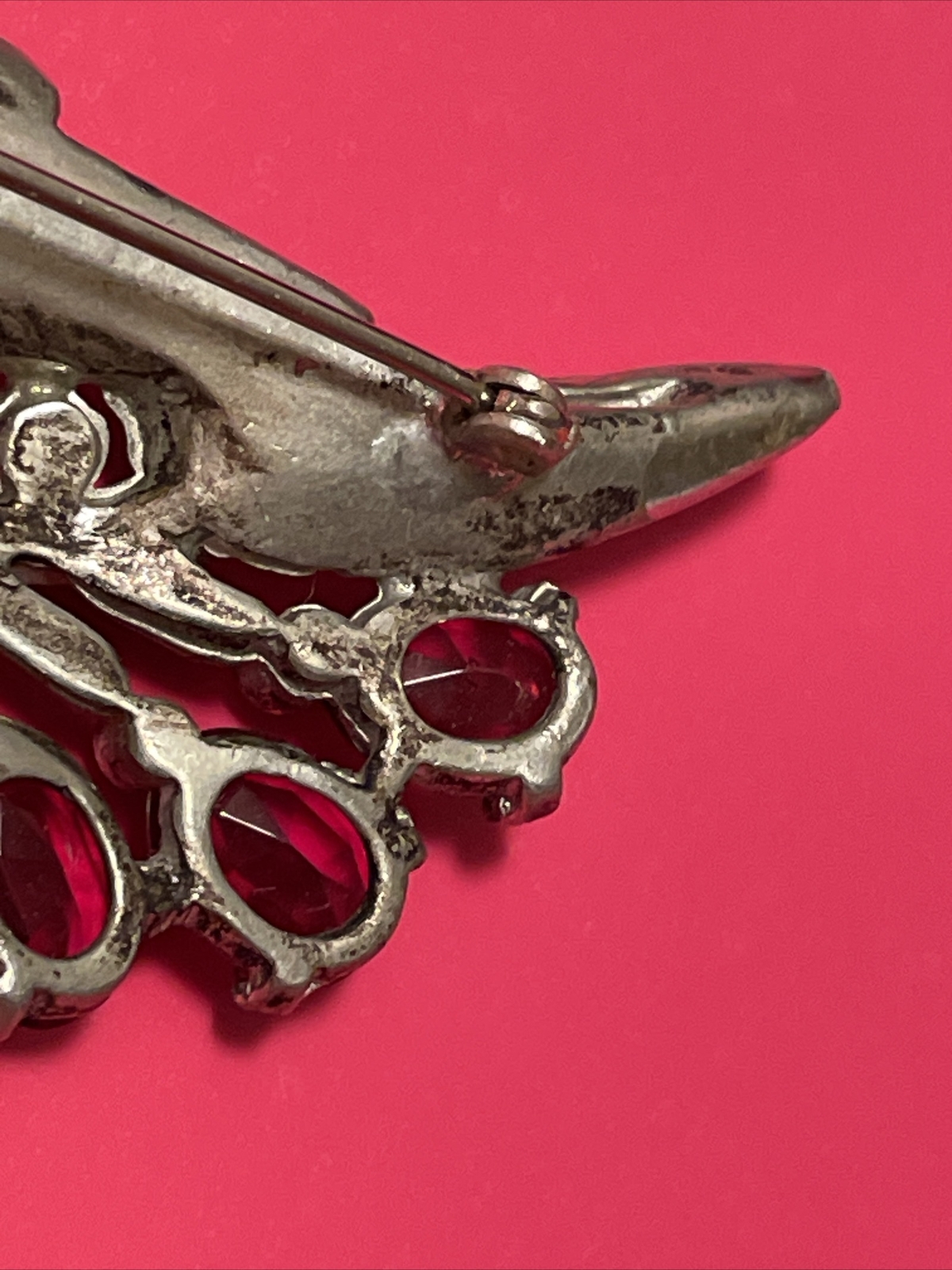 VINTAGE UNSIGNED RUBY RED GLASS RHINESTONE FEATHER XL PIN BROOCH MISSING STONES