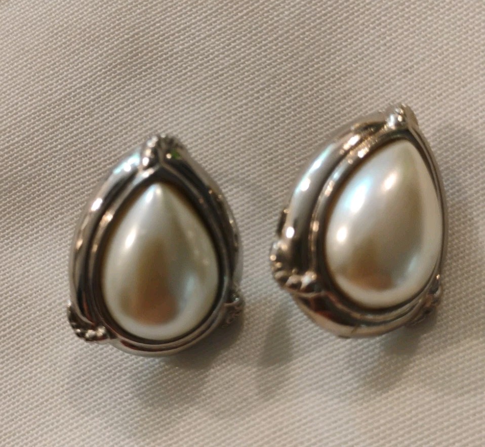 Eleven Pair Lot Vintage Clip On Earrings Mixed Metals Some Signed