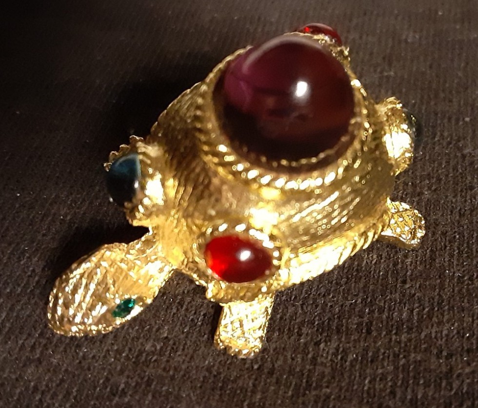 BEAUTIFUL UNIQUE DOMED WITH STONES STYLE 1 1/2 X 1 INCH SWEATER PIN BROOCH