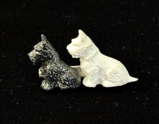 Vintage GREAT BRITAIN Plastic Black White SCOTTY TERRIER DOGS Pin Badge C Clasp