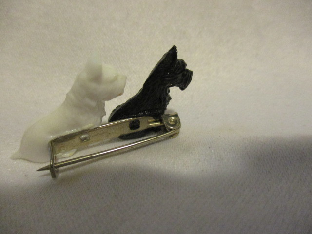GREAT BRITAIN Vintage Black & White Scottie Dogs on Silvertone Bar 1 1/2″ W