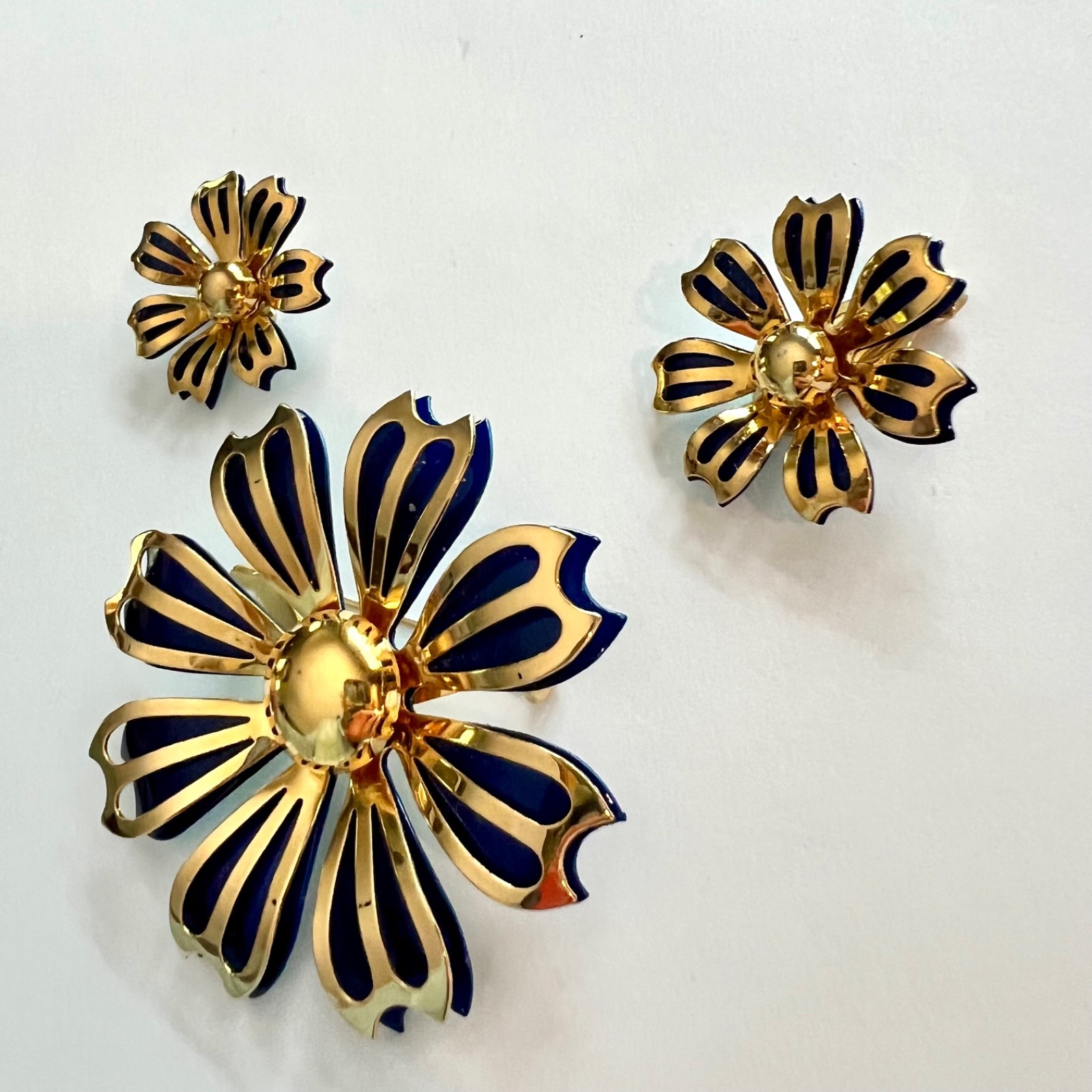 Large Vtg 1960s Gold Tone Navy Blue Enamel Flower Brooch Pin Earrings Set NICE!!