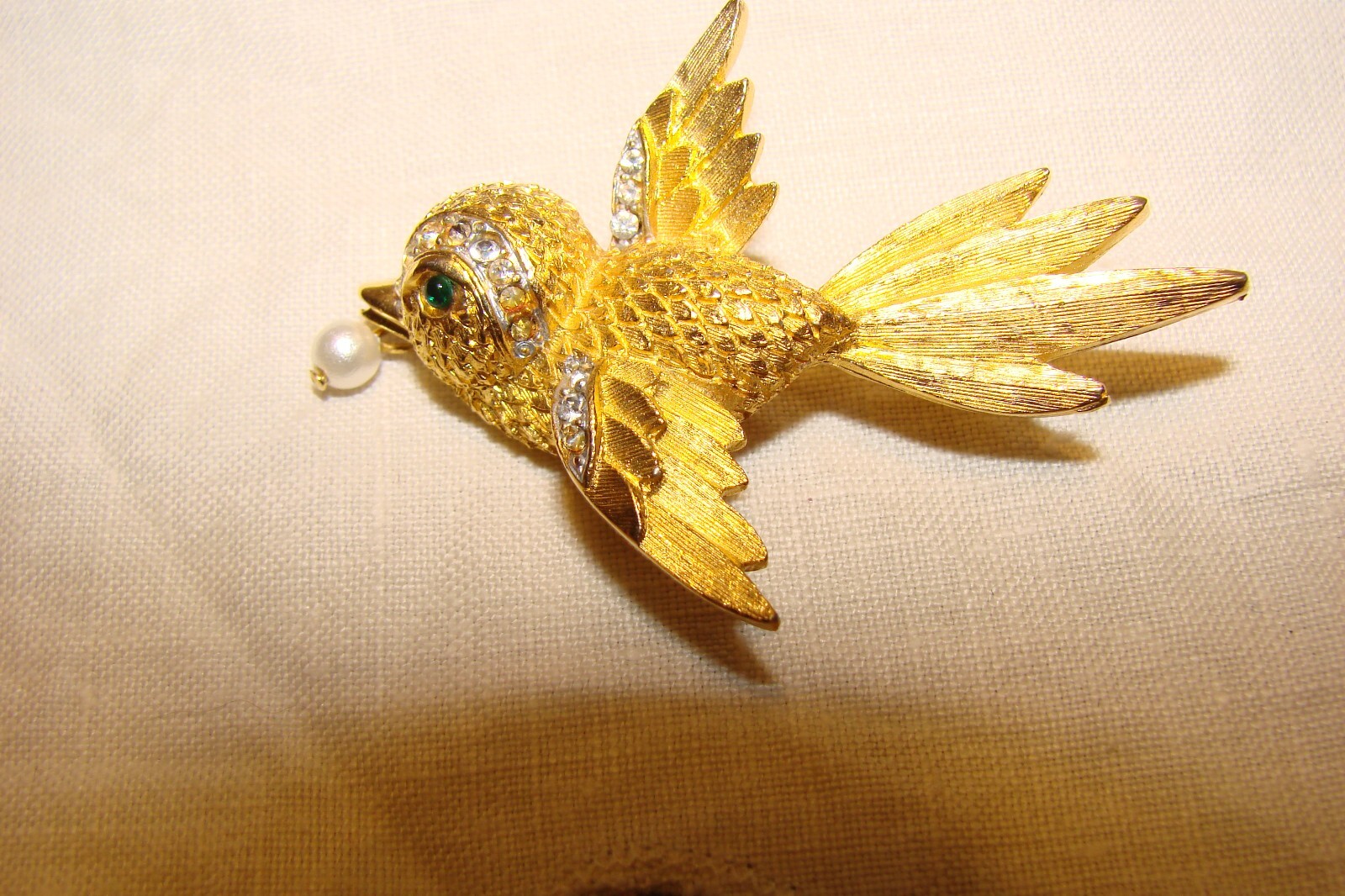 TWO VINTAGE GOLD TONE RHINESTONE BIRD BROOCHES GREEN EYES PEARL