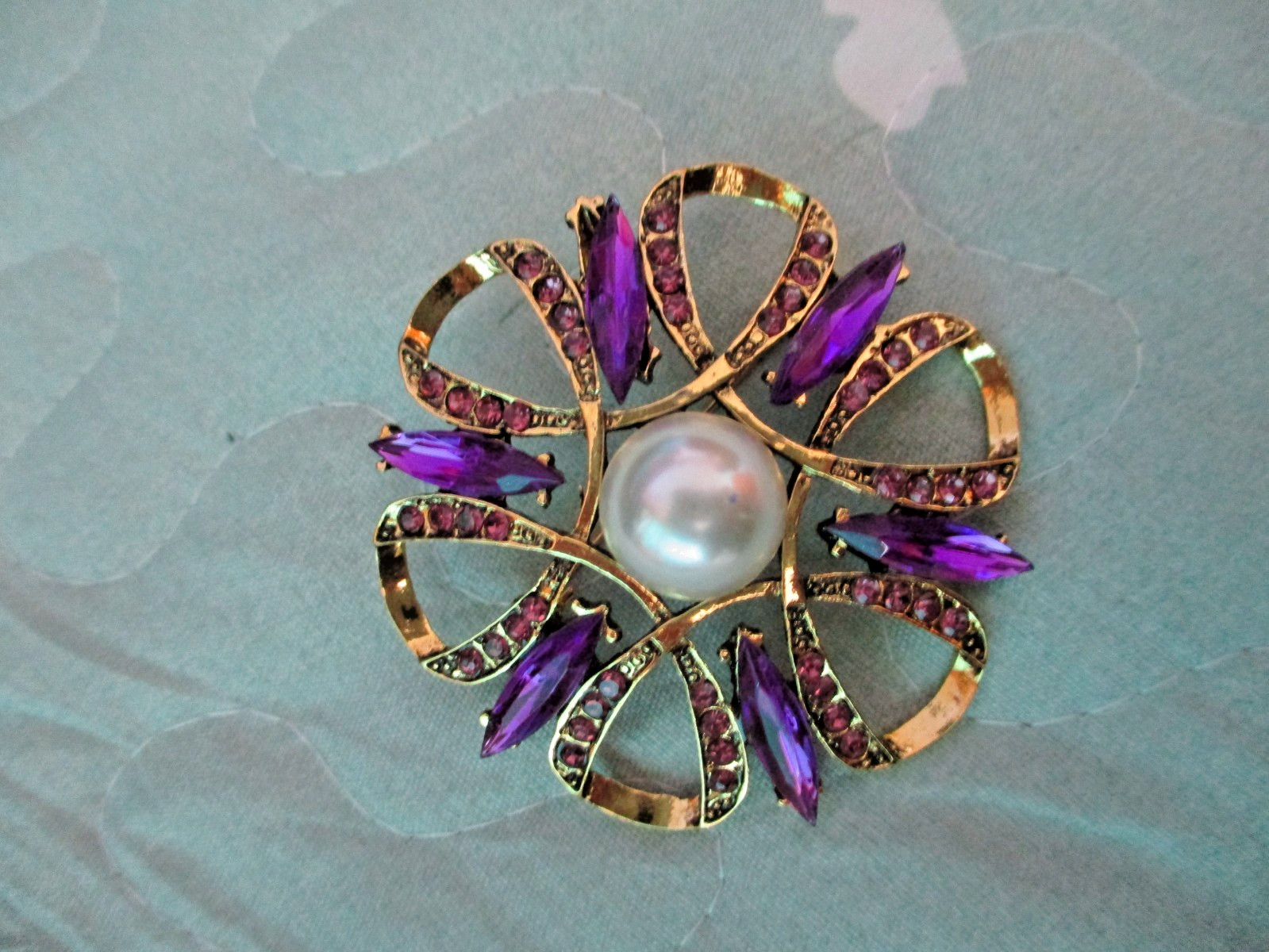Beautiful Gold Tone Brooch with Purple Zircons and a Faux Pearl