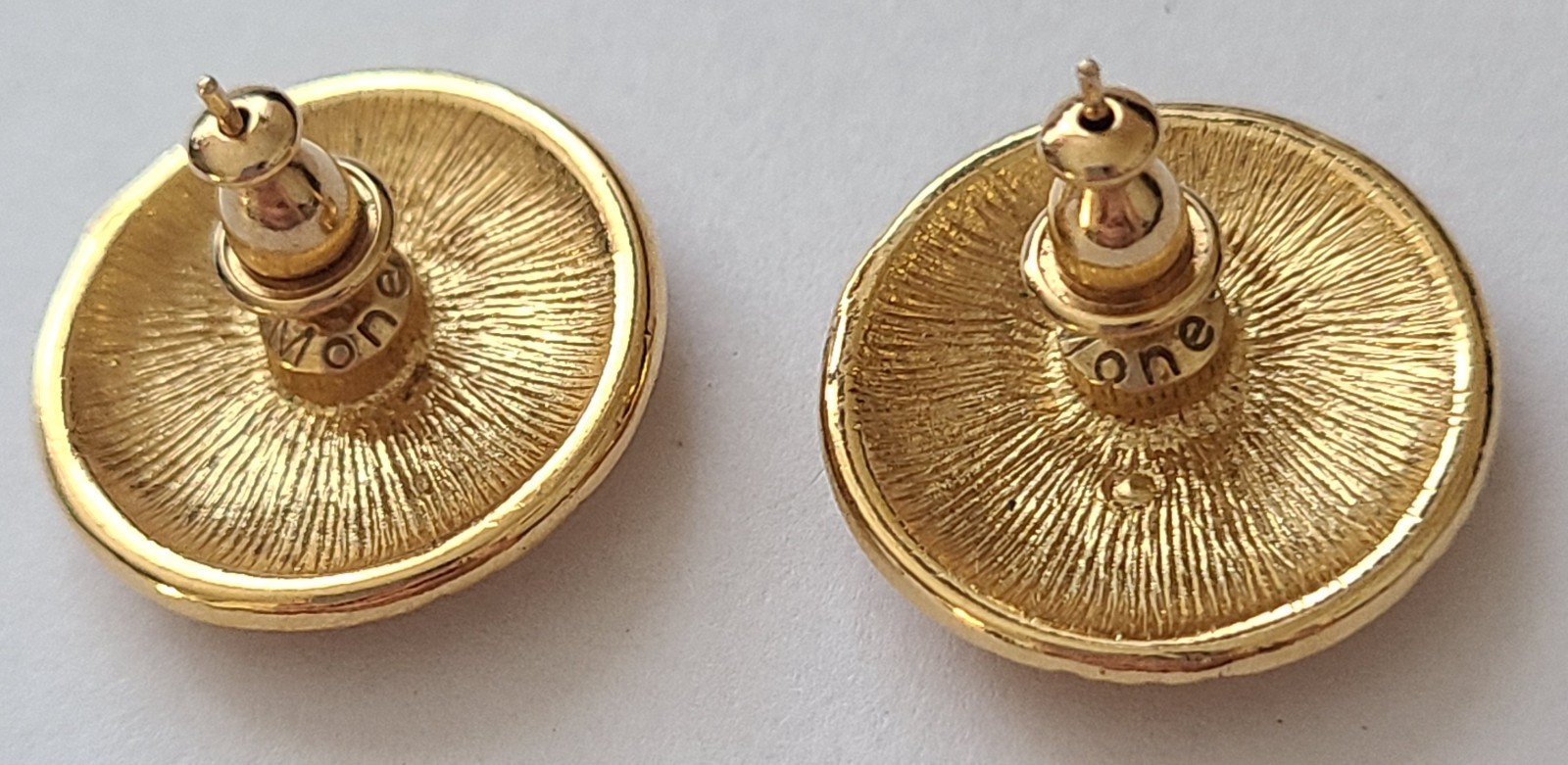 VINTAGE STUNNING BUTTON SIGNED MONET PIERCED EARRINGS