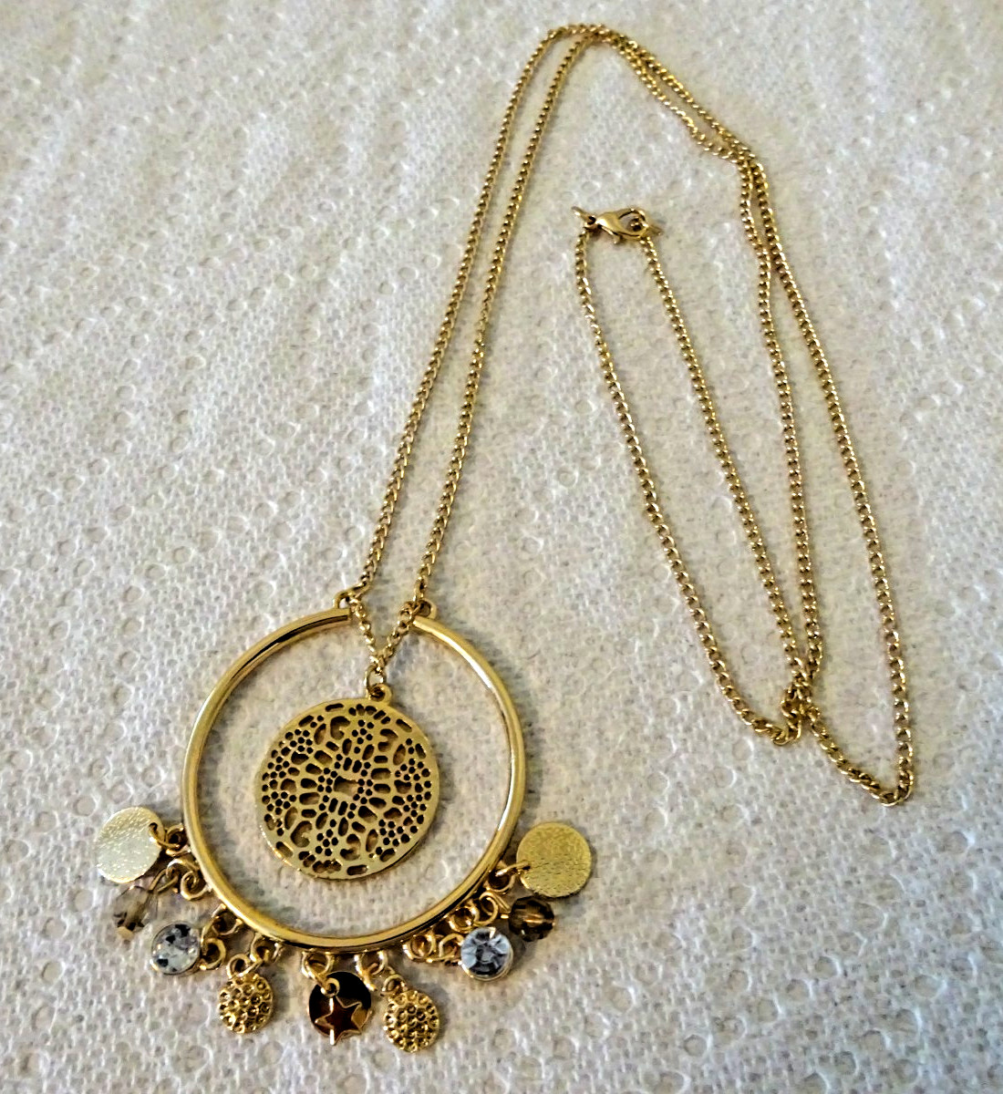VINTAGE GOLD TONE CHARM PENDANT ON 32″ DAINTY CHAIN