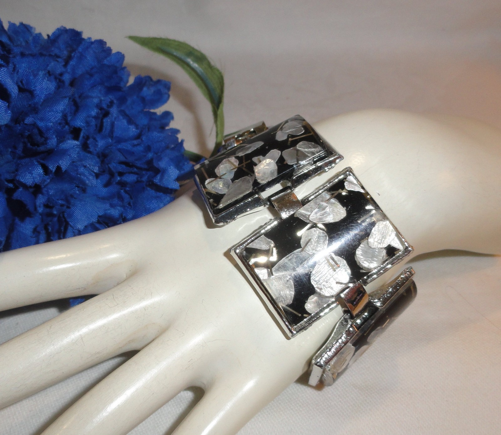 Vtg Chunky Lucite Confetti Bracelet Black White Gold