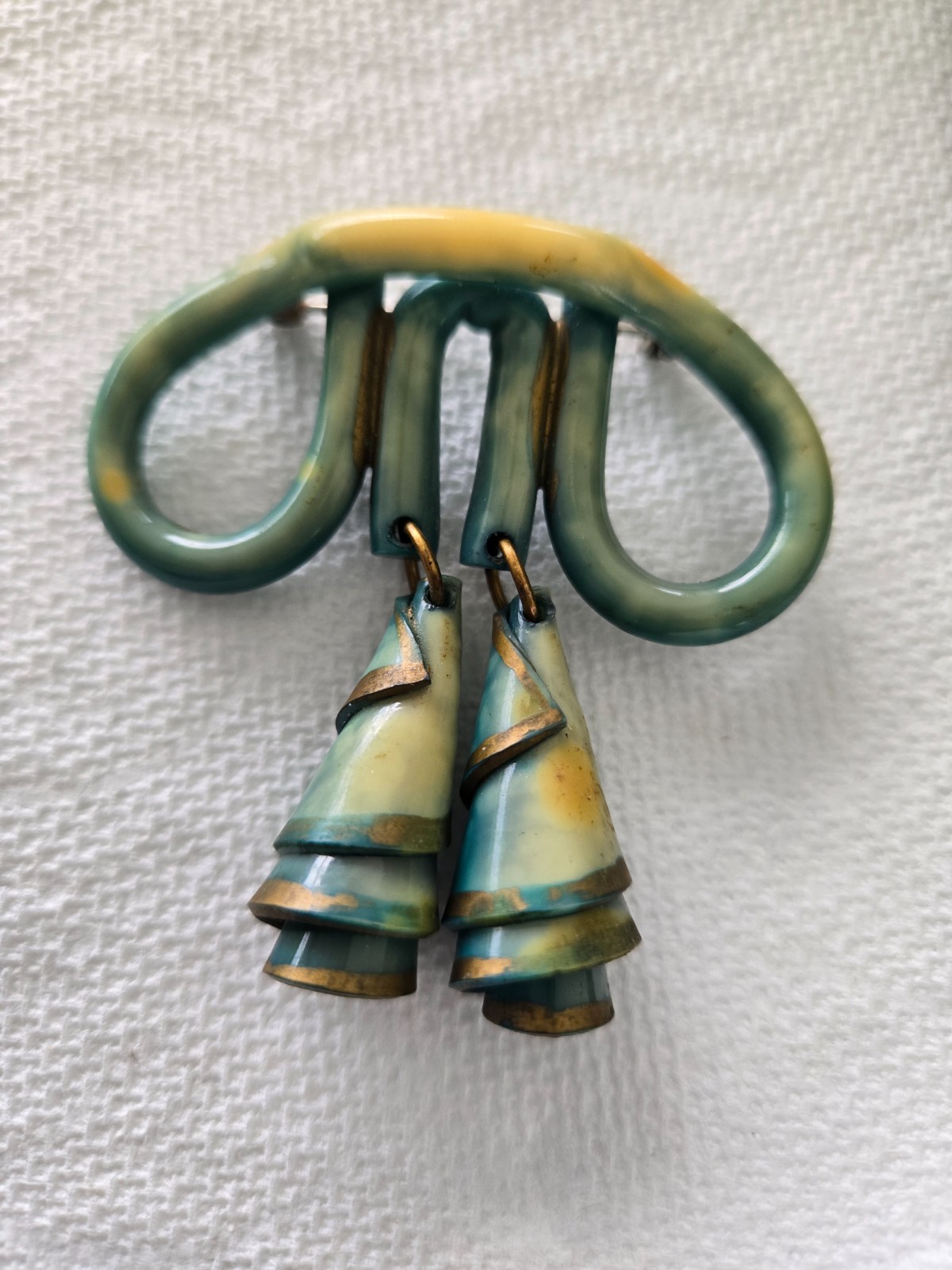 vintage,ART DECO,CELLULOID DANGLING BROOCH,SO DIFFERENT,UNKNOWN DESIGNER,AMAZING