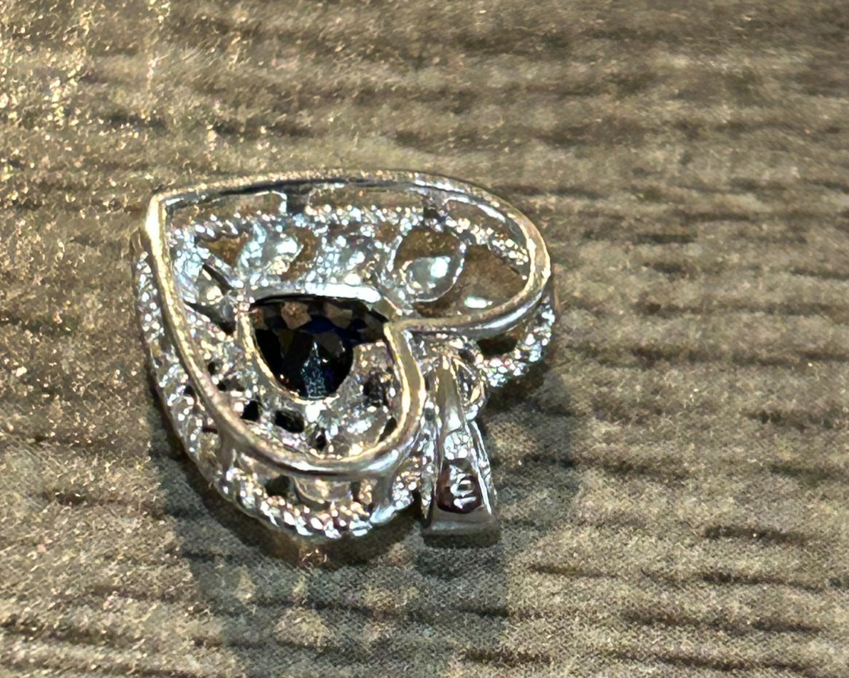 VINTAGE LADIES 10K WHITE GOLD HEART CHARM PENDANT BLUE SAPPHIRE MIDDLE 1.4 GRAMS