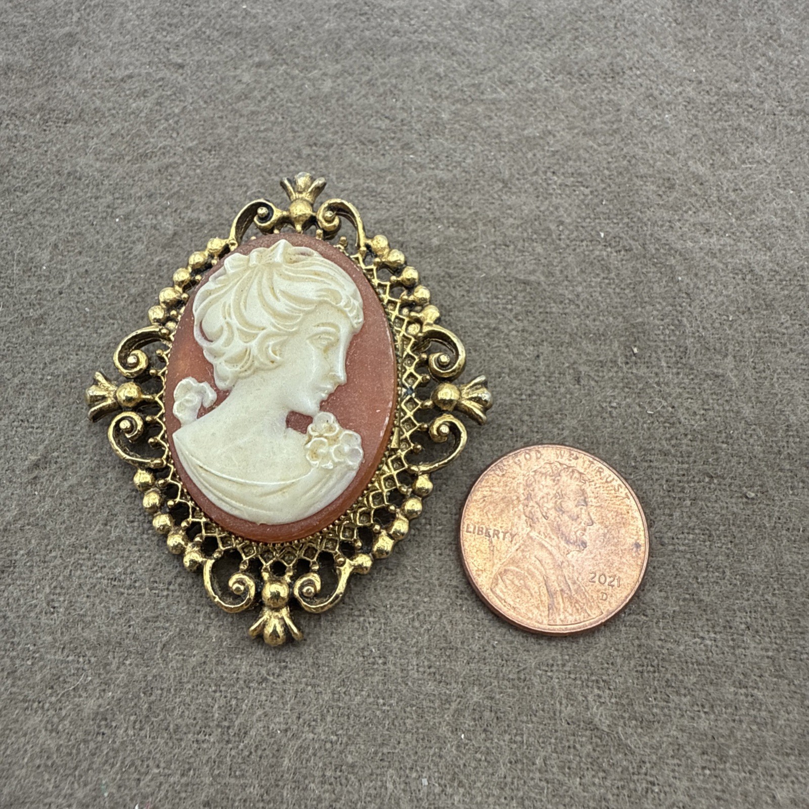 Vintage Avon Cameo Locket Brooch Pin Gold Tone Jewelry