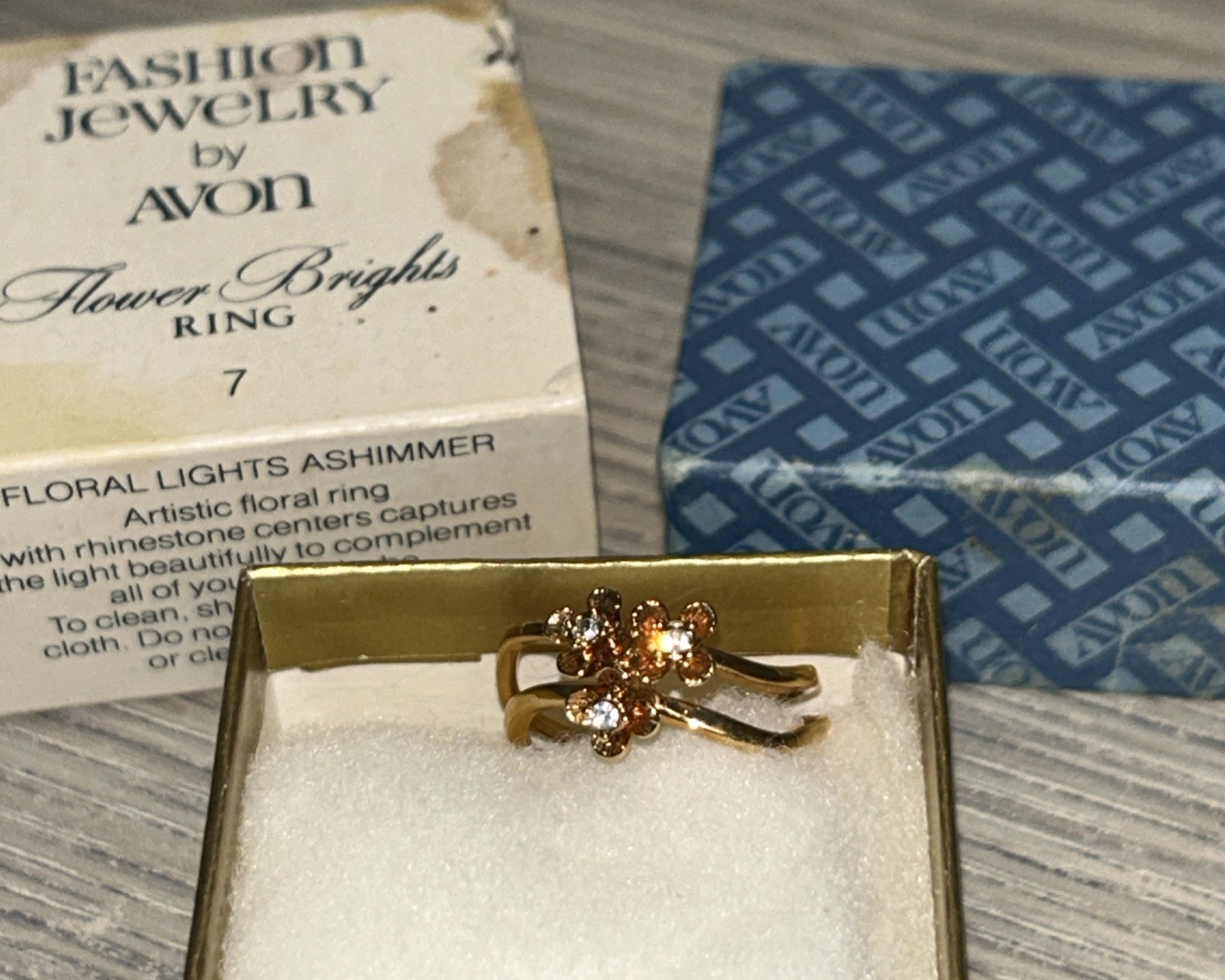 VTG AVON RING – “FLOWER BRIGHTS” GOLD TONE 3 FLOWERS W/ RHINESTONES Size 7