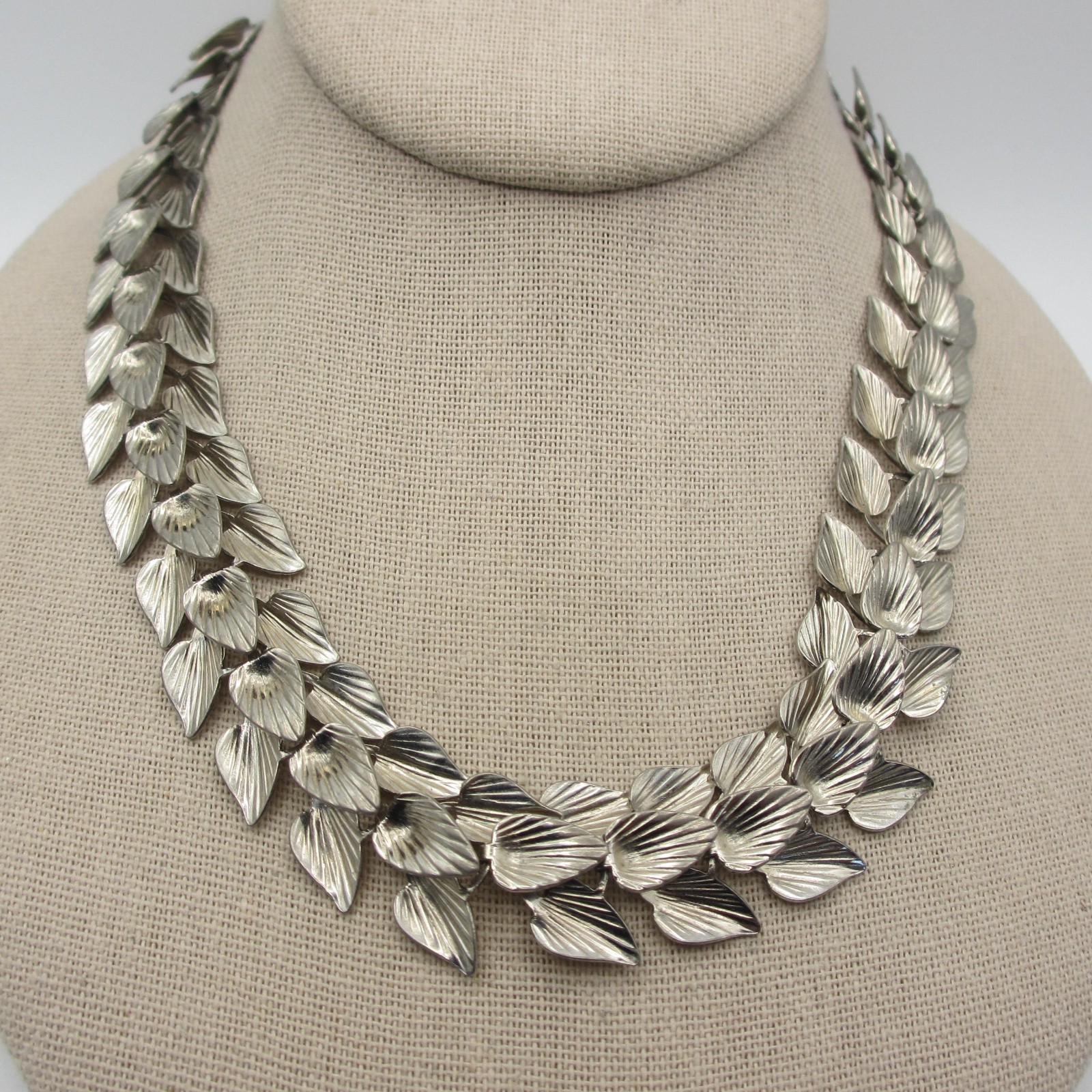 Vintage Ribbed Leaf Necklace Silver Tone Choker 16 Inch