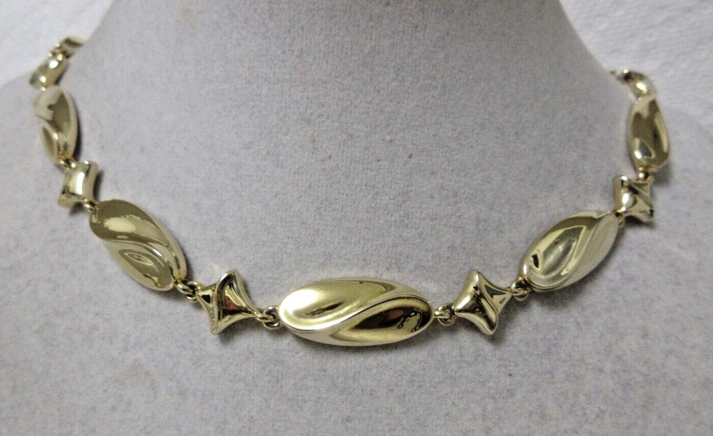 Vintage Gold Tone Patterned Oval Link Collar Necklace- No metal wear