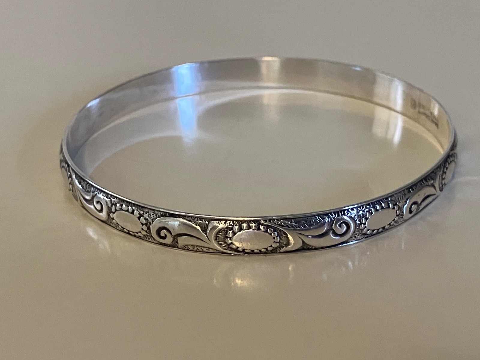 VINTAGE STERLING SILVER SCROLL REPOUSSE PATTERN DANECRAFT BANGLE BRACELET
