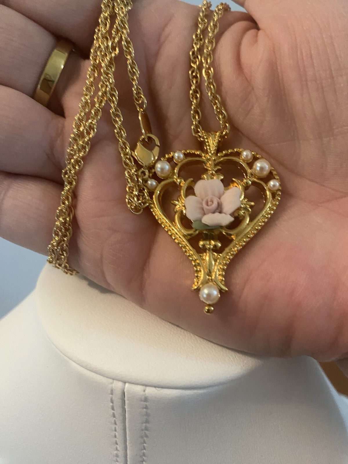 AVON~VTG 1990’s Victorian Style Heart Necklace With Pink Porcelain Rose-28″