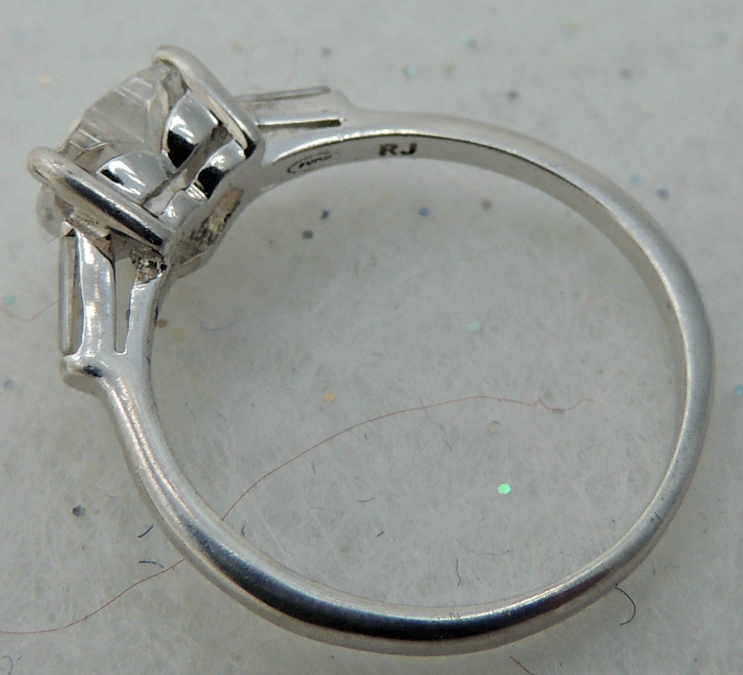 BEAUTIFUL ESTATE STERLING SILVER AVON WHITE STONE HEART BAND RING SIZE 9.5