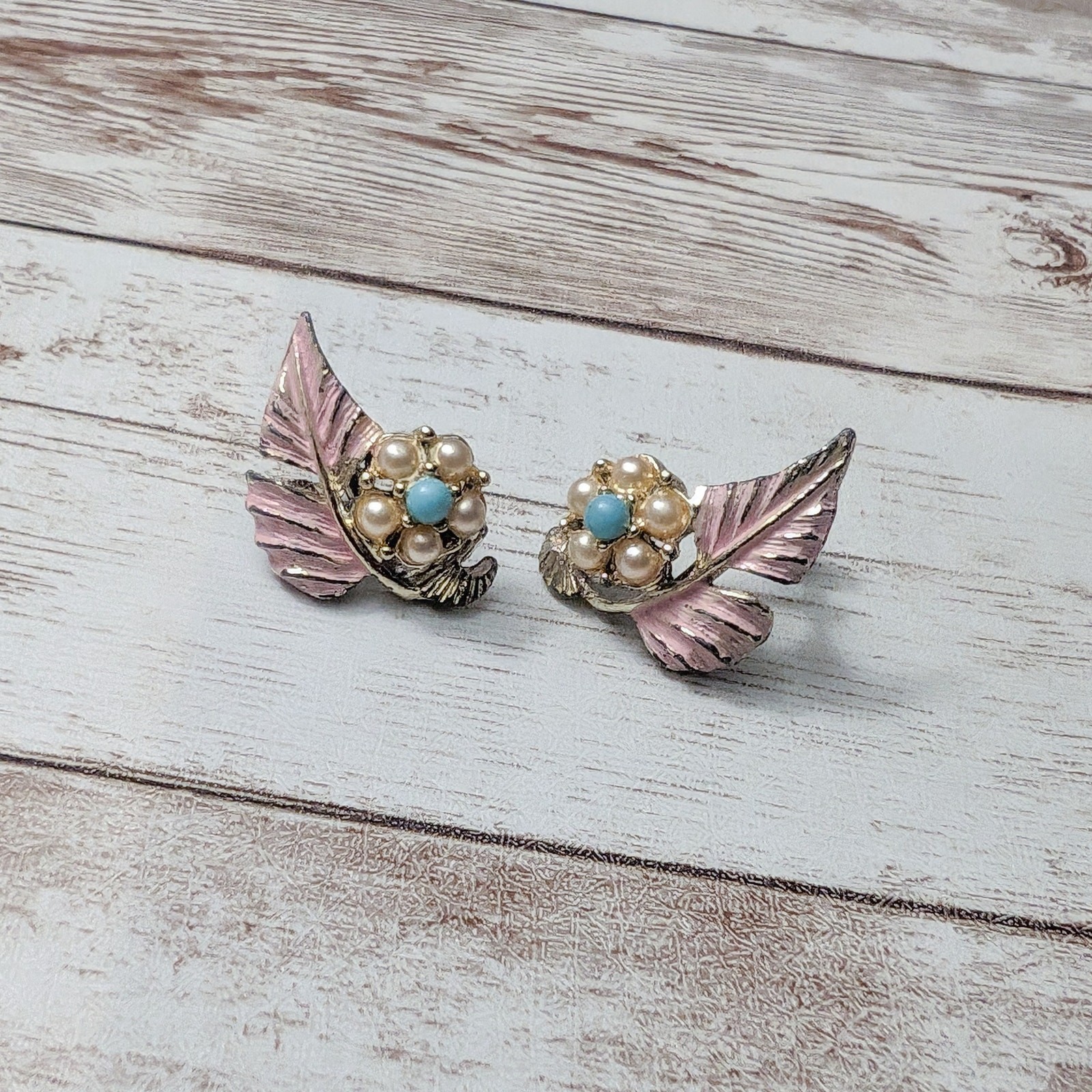 Vintage Screw Back Earrings – Pink Leaf with Cream & Turquoise Tone Accents